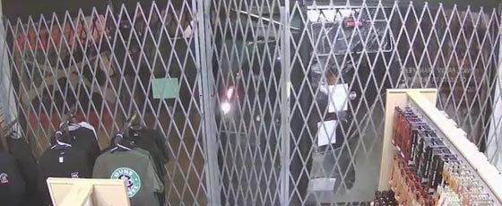 كاميرا المراقبة توثق عمليتي اقتحام وسرقة سلاح في ليلة واحدة.. شاهد صورة رقم 2 كاميرا المراقبة توثق عمليتي اقتحام وسرقة سلاح في ليلة واحدة.. شاهد صورة رقم 2