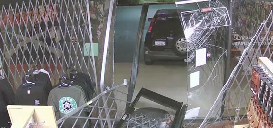 كاميرا المراقبة توثق عمليتي اقتحام وسرقة سلاح في ليلة واحدة.. شاهد صورة رقم 3 كاميرا المراقبة توثق عمليتي اقتحام وسرقة سلاح في ليلة واحدة.. شاهد صورة رقم 3