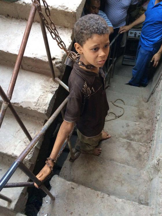 اعتقال مصري كبّل ابنه بالسلاسل الحديدية من يديه وعنقه لمدة شهر صورة رقم 1