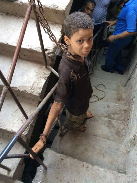 اعتقال مصري كبّل ابنه بالسلاسل الحديدية من يديه وعنقه لمدة شهر صورة رقم 2