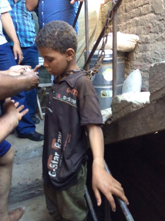 اعتقال مصري كبّل ابنه بالسلاسل الحديدية من يديه وعنقه لمدة شهر صورة رقم 3