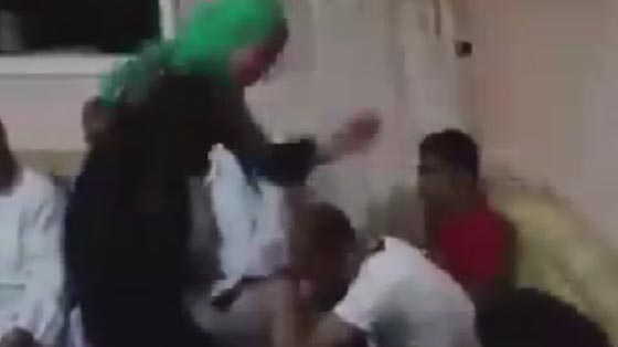 فتاة تضرب ثلاثة شبان بالحذاء اساؤوا لسمعتها على فيسبوك.. فيديو صورة رقم 1