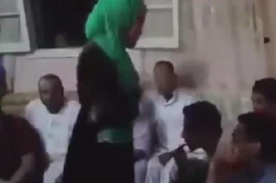 فتاة تضرب ثلاثة شبان بالحذاء اساؤوا لسمعتها على فيسبوك.. فيديو صورة رقم 2