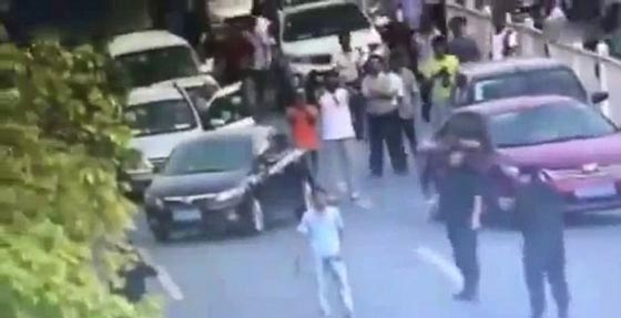 فيديو مثير.. شرطية تلقب بالرافعة تسيطر على مسلح في ثانيتين صورة رقم 1