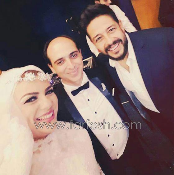 محمد حماقى يفاجئ احدى معجباته ويحقق حلمها بحضور حفل زفافها صورة رقم 1