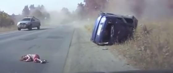  فيديو مروع.. طفلة تسقط من سيارة اثناء انقلابها على شارع سريع صورة رقم 2