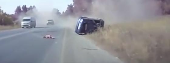  فيديو مروع.. طفلة تسقط من سيارة اثناء انقلابها على شارع سريع صورة رقم 1