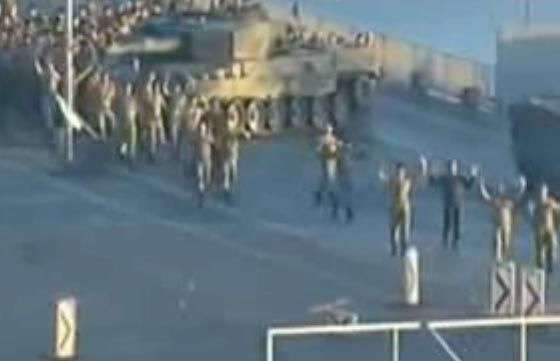 قادة الانقلاب والجنود يستسلمون واردوغان يتوعد بمحاسبتهم.. فيديو صورة رقم 2