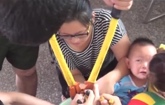 المطافئ تخلص يد رضيع علقت في علبة من الصلب بطريقة فذة صورة رقم 1