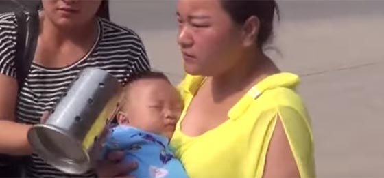 المطافئ تخلص يد رضيع علقت في علبة من الصلب بطريقة فذة صورة رقم 2