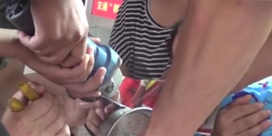 المطافئ تخلص يد رضيع علقت في علبة من الصلب بطريقة فذة صورة رقم 3