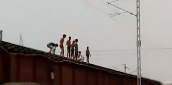 ثوان تفصل بين فتية وعجلات قطار الموت صورة رقم 1