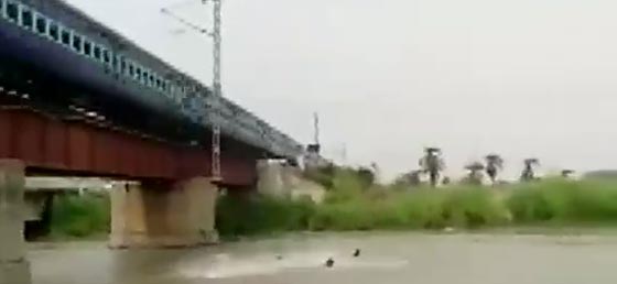 ثوان تفصل بين فتية وعجلات قطار الموت صورة رقم 2