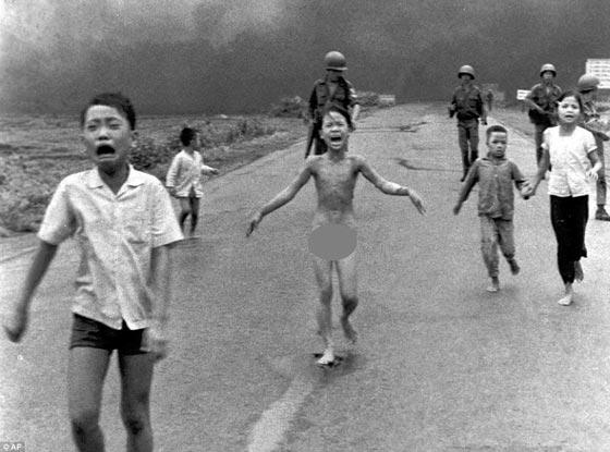 صور هزت العالم.. الطفل الغريق والطيار المحروق صورة رقم 9 صور هزت العالم.. الطفل الغريق والطيار المحروق صورة رقم 9