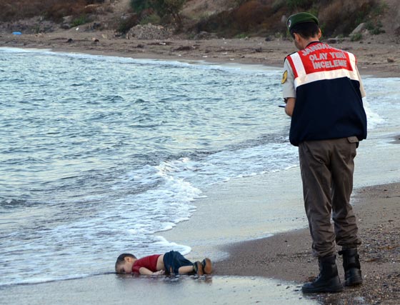 صور هزت العالم.. الطفل الغريق والطيار المحروق صورة رقم 2 صور هزت العالم.. الطفل الغريق والطيار المحروق صورة رقم 2