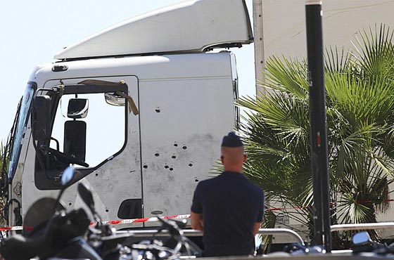 فيديو مروع للحظة تنفيذ هجوم نيس من زاوية لم تشاهدها من قبل صورة رقم 9