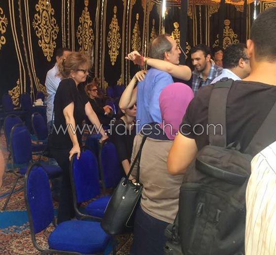 صور: يسرا تستقبل المعزين في وفاة عم زوجها الكابتن طارق سليم صورة رقم 4