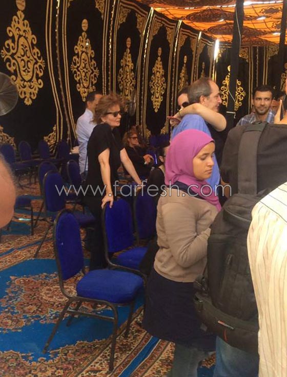 صور: يسرا تستقبل المعزين في وفاة عم زوجها الكابتن طارق سليم صورة رقم 3
