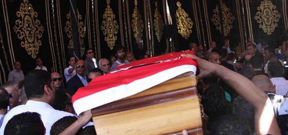 صور: يسرا تستقبل المعزين في وفاة عم زوجها الكابتن طارق سليم صورة رقم 16