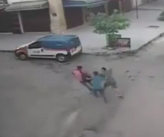 3 لصوص ينفذون عملية سطو على شاب في وضح النهار.. فيديو صورة رقم 1