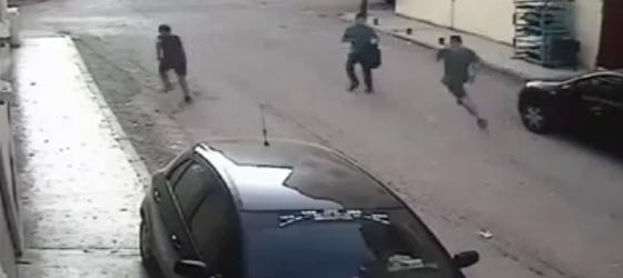 3 لصوص ينفذون عملية سطو على شاب في وضح النهار.. فيديو صورة رقم 2