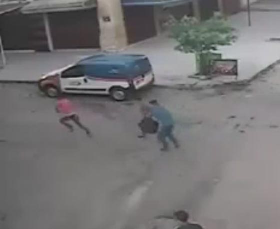 3 لصوص ينفذون عملية سطو على شاب في وضح النهار.. فيديو صورة رقم 3