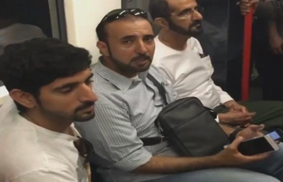 مشهد نادر.. حاكم دبي يتنقل بالمترو في لندن وسط الناس بلا حراسة صورة رقم 2