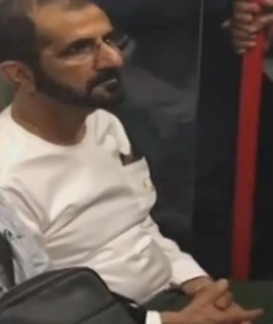 مشهد نادر.. حاكم دبي يتنقل بالمترو في لندن وسط الناس بلا حراسة صورة رقم 1