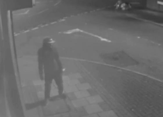 لص يرقص فرحا بسرقة 50 جنيها ويبكي لدى اعتقاله.. فيديو صورة رقم 2