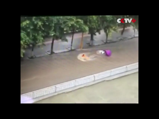 عمل بطولي.. صيني ينقذ طفلا انتزعته مياه الفيضان من حضن امه صورة رقم 1