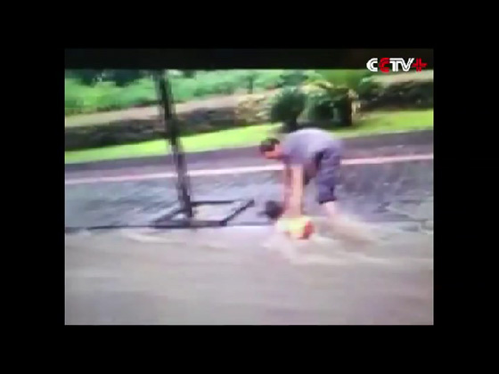 عمل بطولي.. صيني ينقذ طفلا انتزعته مياه الفيضان من حضن امه صورة رقم 2