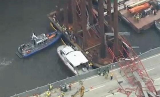 سقوط رافعة عملاقة على كوبري في نيويورك يشل الحياة فيه صورة رقم 1