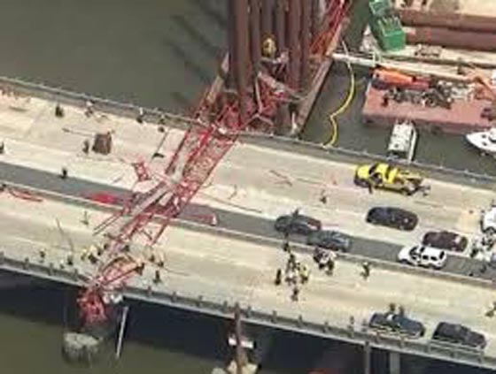 سقوط رافعة عملاقة على كوبري في نيويورك يشل الحياة فيه صورة رقم 2