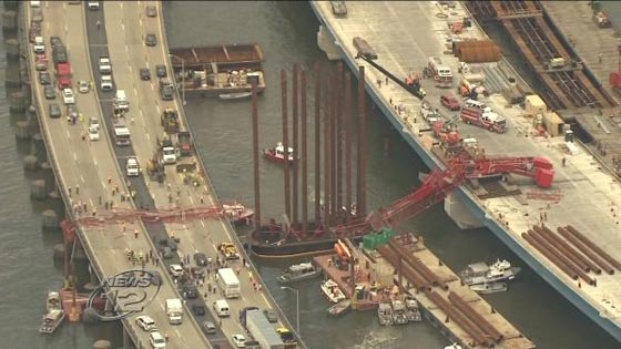 سقوط رافعة عملاقة على كوبري في نيويورك يشل الحياة فيه صورة رقم 3