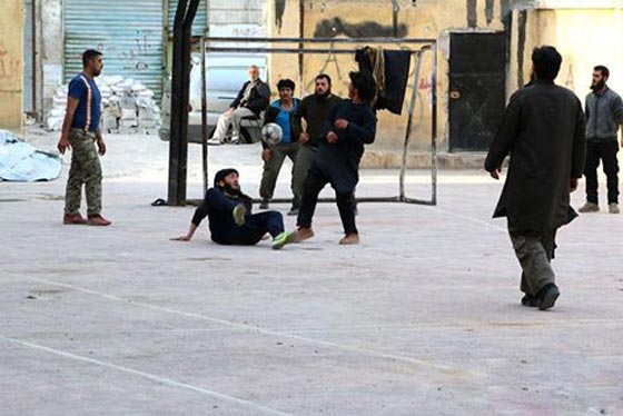 الدواعش يعلنون الحرب على كرة القدم.. عدوهم اللدود صورة رقم 2