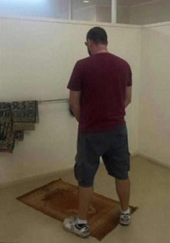 صورة تبول استرالي على سجادة صلاة تشعل غضب المسلمين صورة رقم 1