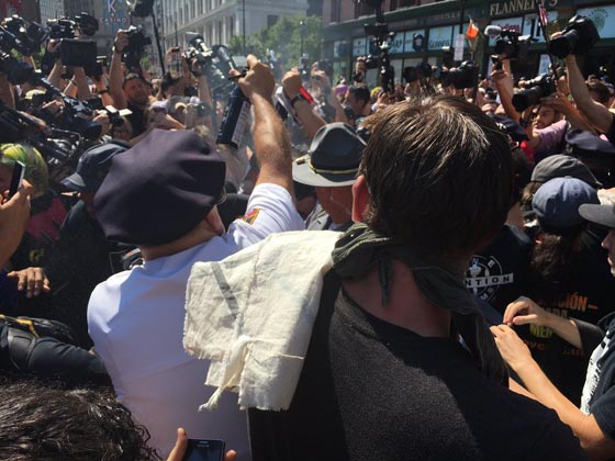 اعتقالات واصابات بعد حرق متظاهرين للعلم الامريكي صورة رقم 2 اعتقالات واصابات بعد حرق متظاهرين للعلم الامريكي صورة رقم 2