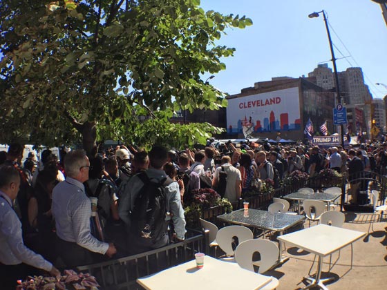 اعتقالات واصابات بعد حرق متظاهرين للعلم الامريكي صورة رقم 3 اعتقالات واصابات بعد حرق متظاهرين للعلم الامريكي صورة رقم 3