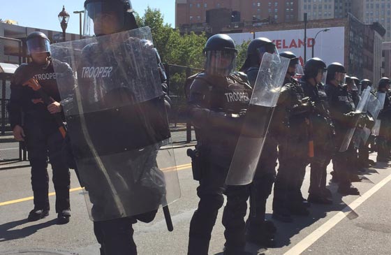 اعتقالات واصابات بعد حرق متظاهرين للعلم الامريكي صورة رقم 4 اعتقالات واصابات بعد حرق متظاهرين للعلم الامريكي صورة رقم 4