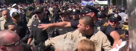 اعتقالات واصابات بعد حرق متظاهرين للعلم الامريكي صورة رقم 9 اعتقالات واصابات بعد حرق متظاهرين للعلم الامريكي صورة رقم 9