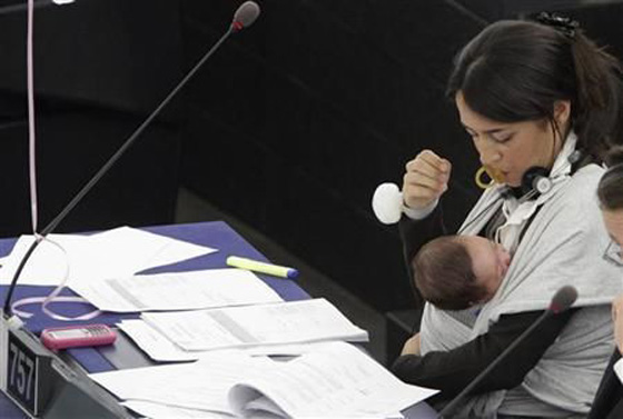 البرلمان البريطاني يرحب بتوصية تبيح الرضاعة في قاعته صورة رقم 1