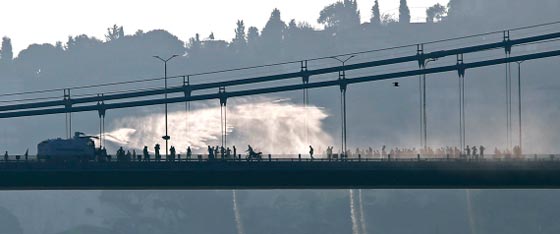  القبض على ضابط تركي اغلق جسر البوسفور داخل خزانة ملابس صورة رقم 2