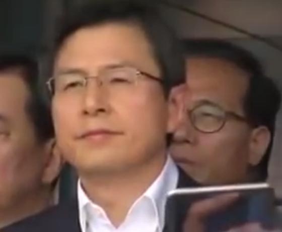 فيديو للجماهير الكورية الجنوبية الغاضبة ترشق رئيس الوزراء بالبيض صورة رقم 1