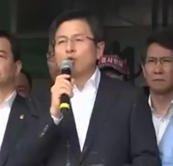 فيديو للجماهير الكورية الجنوبية الغاضبة ترشق رئيس الوزراء بالبيض صورة رقم 2