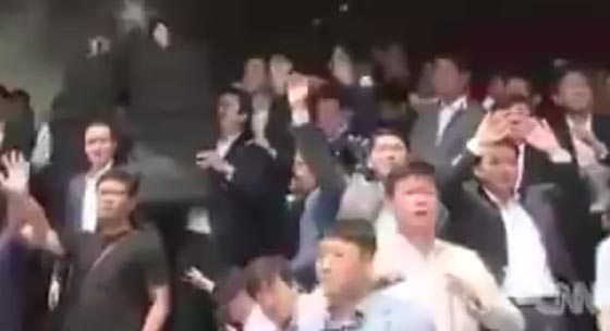 فيديو للجماهير الكورية الجنوبية الغاضبة ترشق رئيس الوزراء بالبيض صورة رقم 3