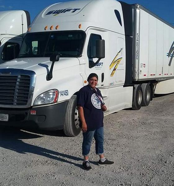 امرأة مغربية لا تعترف بخصوصية الذكور وتمتهن قيادة الشاحنات صورة رقم 2 امرأة مغربية لا تعترف بخصوصية الذكور وتمتهن قيادة الشاحنات صورة رقم 2