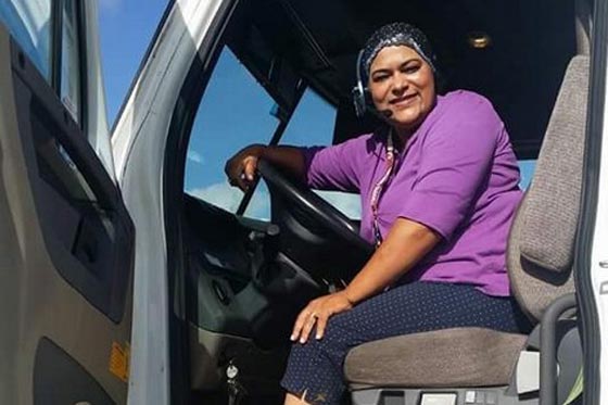 امرأة مغربية لا تعترف بخصوصية الذكور وتمتهن قيادة الشاحنات صورة رقم 1 امرأة مغربية لا تعترف بخصوصية الذكور وتمتهن قيادة الشاحنات صورة رقم 1