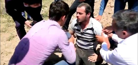 فيديو مروع.. سيارة تقذف سائقها ليطير في الهواء وتستقر فوقه صورة رقم 7