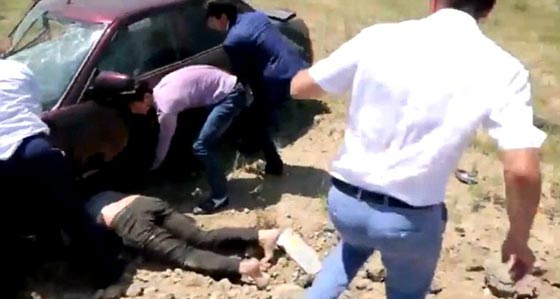 فيديو مروع.. سيارة تقذف سائقها ليطير في الهواء وتستقر فوقه صورة رقم 9