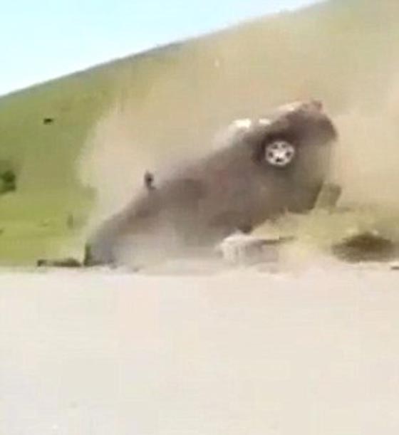 فيديو مروع.. سيارة تقذف سائقها ليطير في الهواء وتستقر فوقه صورة رقم 1